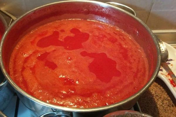 варить томаты с сахаром и солью