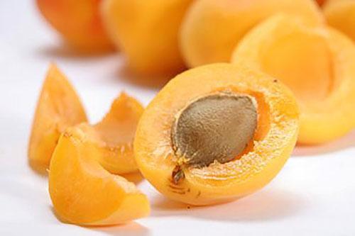 косточка спелого абрикоса