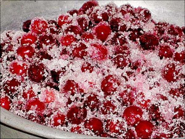 пересыпать ягоды сахаром