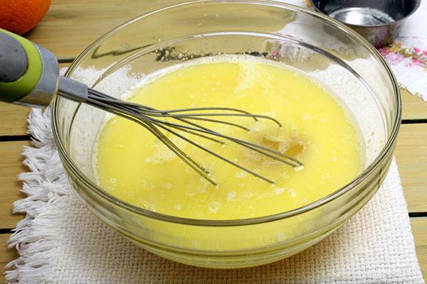 смешать яйца с сахаром и сливочным маслом