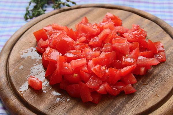 мелко нарезать помидоры