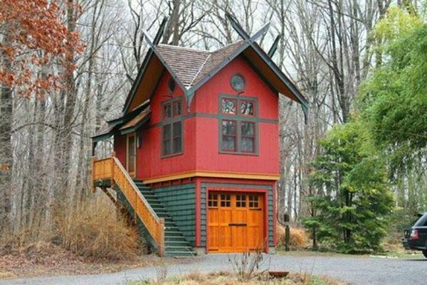двухэтажный домик из дерева
