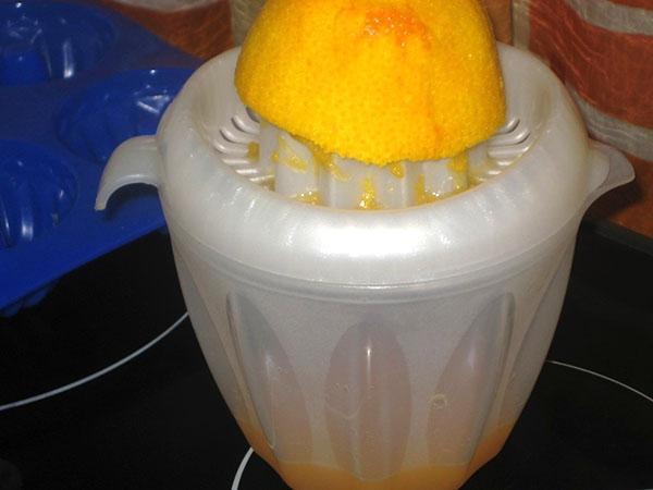 отжимаем сок апельсина