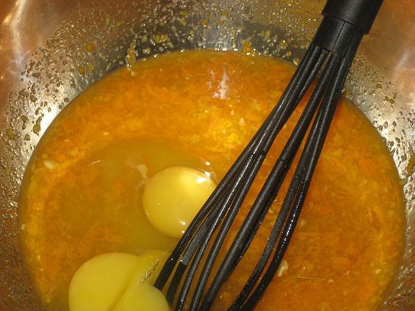 размешиваем яйца с цедрой и соком апельсина