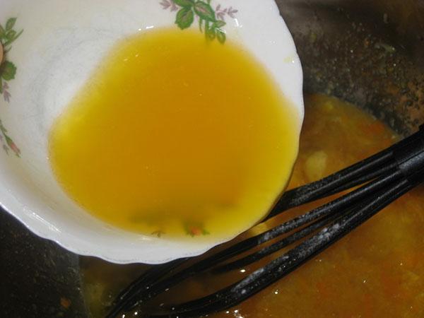 вливаем растопленное масло или маргарин