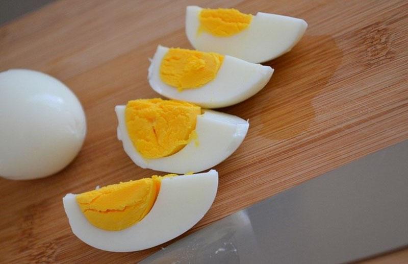 нарезать яйца