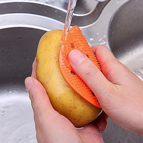 чистим картофель щеткой
