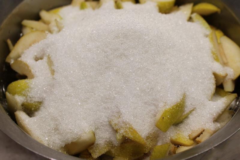 засыпать груши сахаром