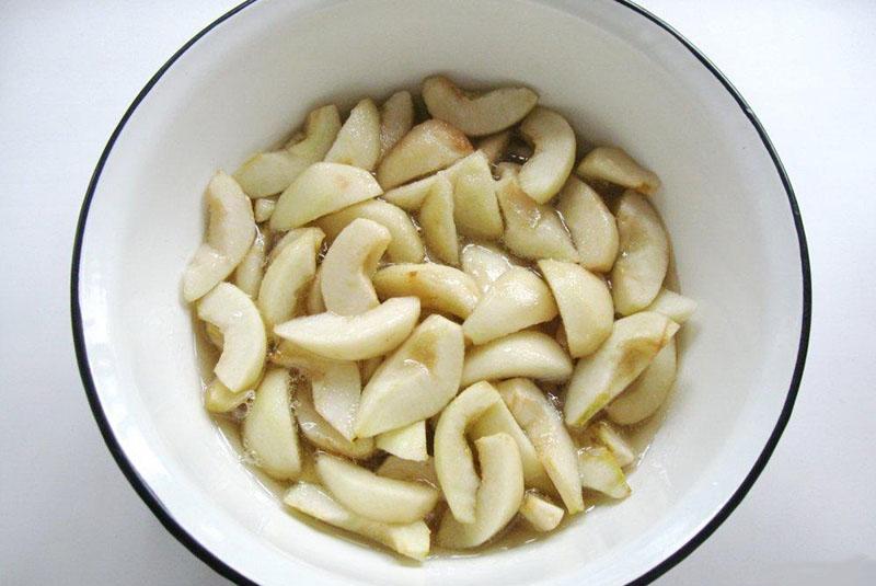 залить груши сиропом