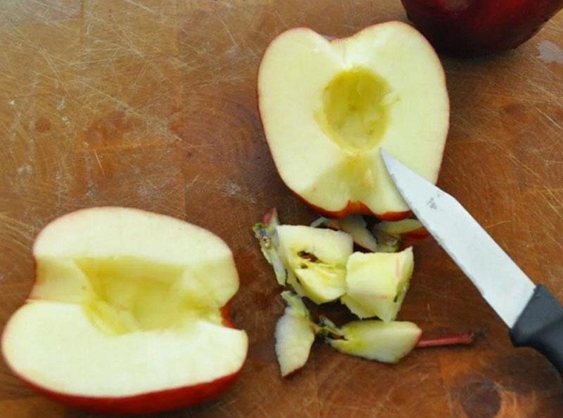 почистить и нарезать яблоки