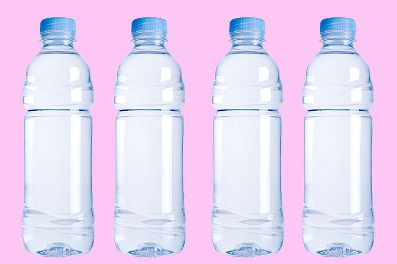 пластиковые бутылки с водой