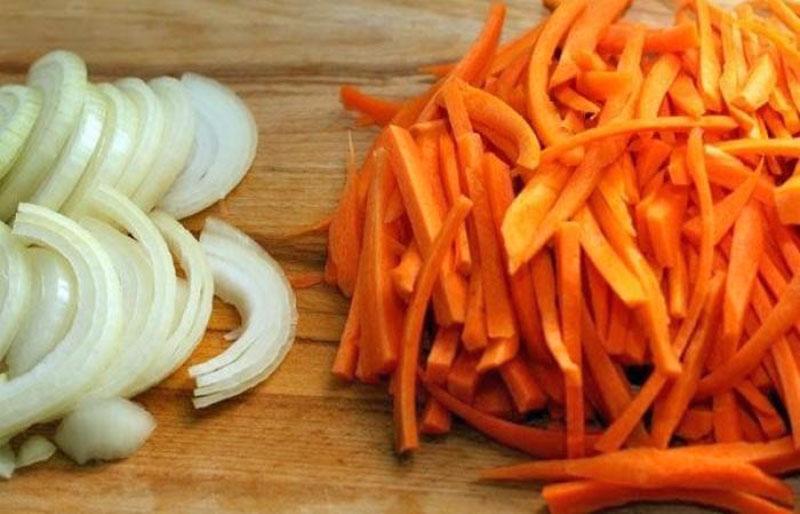 обжарить лук с морковкой