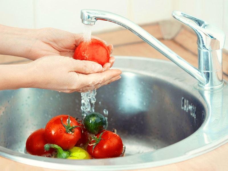 помыть помидоры