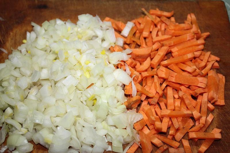 измельчить лук и морковь