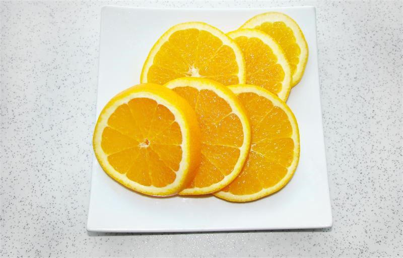 добавить нарезанный апельсин