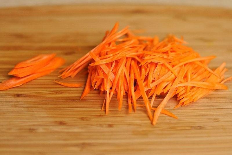 тонко нарезать морковь