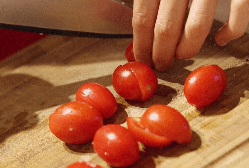 разрезать томат черри