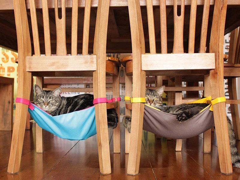 гамак для кошки под стулом