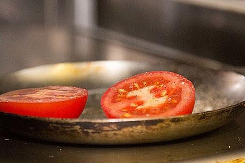 запекаем помидор в духовке