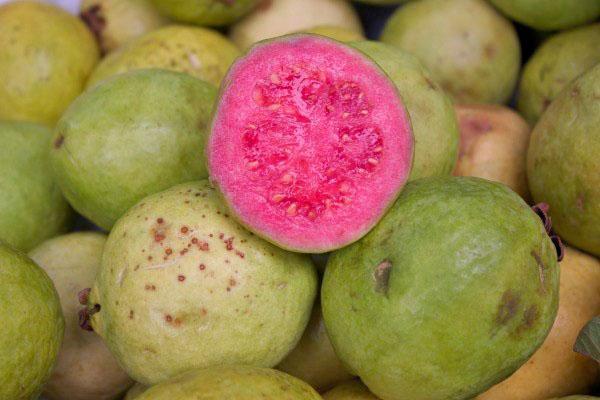 плоды гуавы с розовой мякотью