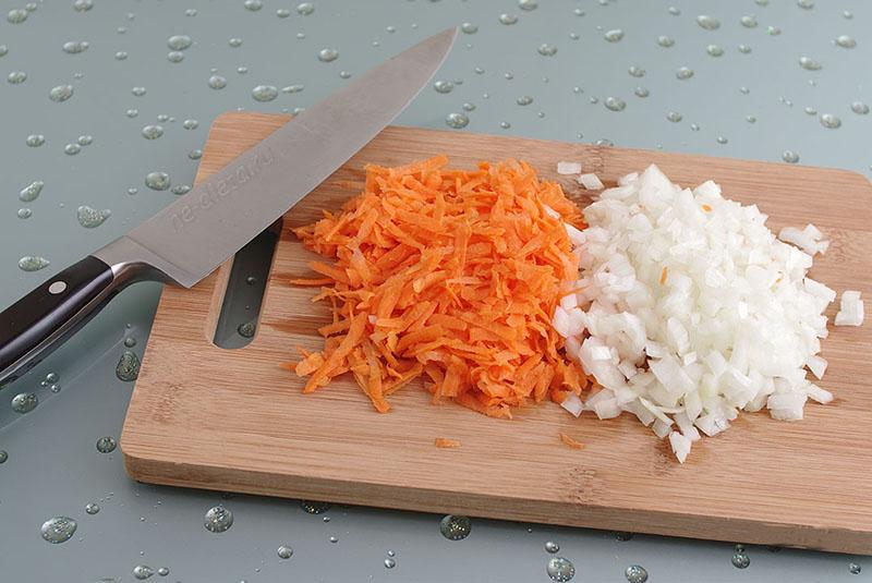 измельчить морковь и лук