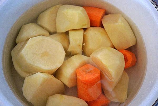 отварить картофель и морковь