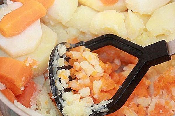 измельчить картофель и морковь