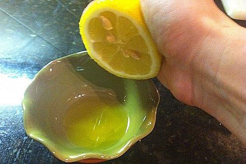 выдавить сок половины лимона