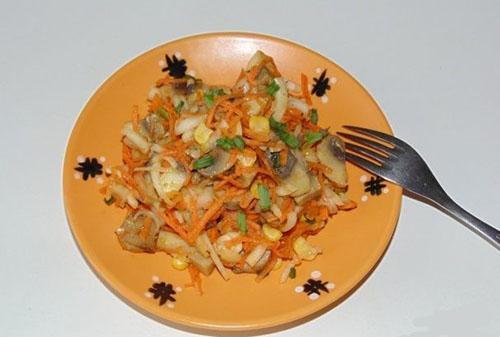 салат с маринованными грибами и корейской морковкой