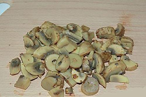 нарезают грибы