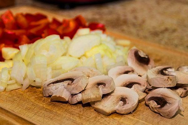 нарезаем грибы лук и перец