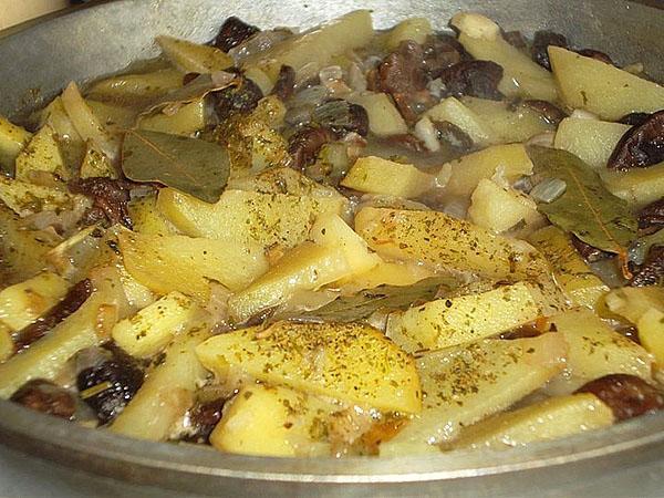 тушить картофель с грибами