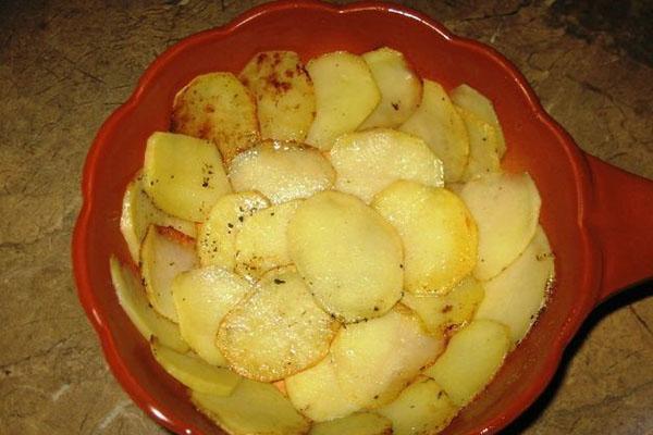 выкладываем картофель в форму