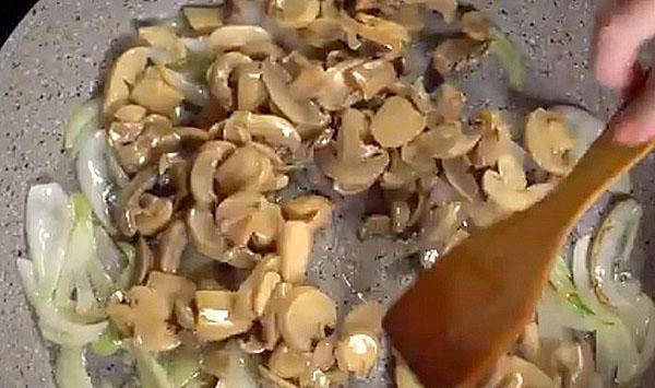 жарить грибы с луком