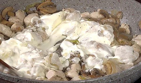 залить грибы с курицей сметаной