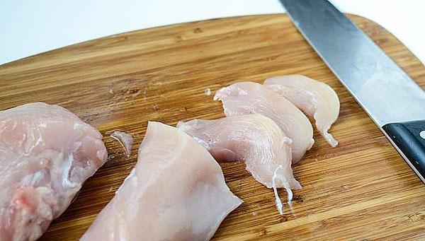 нарезать куриное мясо