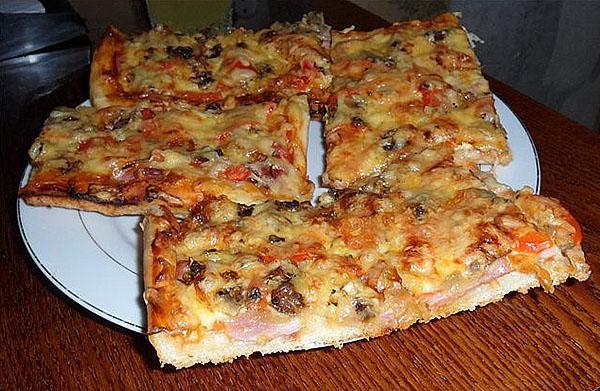 пицца с грибами и колбасой