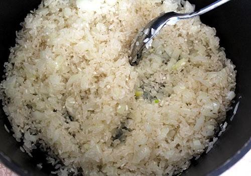 добавить рис и томить в масле