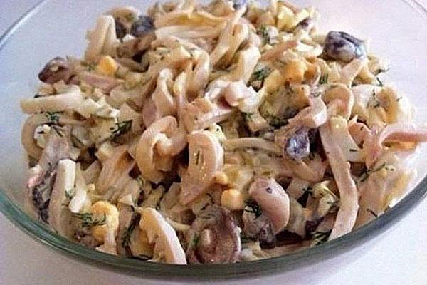 нежный салат из кальмаров и грибов