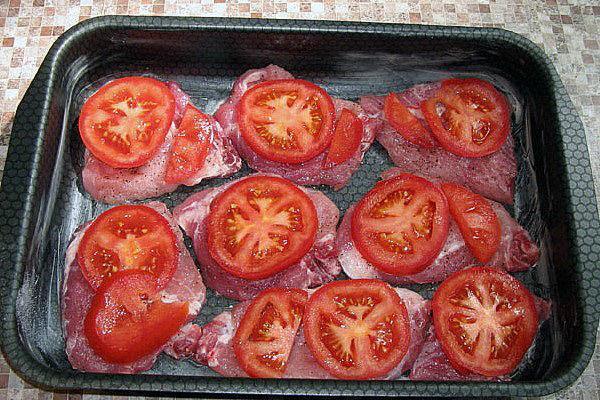выложить помидоры на мясо