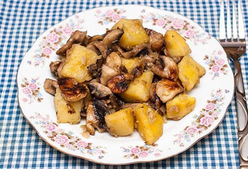 жареная картошка с грибами в мультиварке