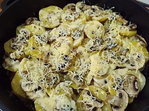 жареная картошка с грибами и сыром