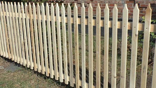 простой деревянный забор