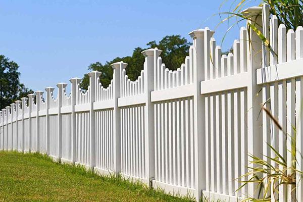 белый деревянный забор