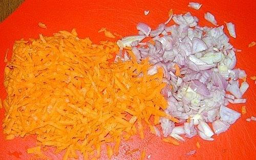 измельчить морковь и лук