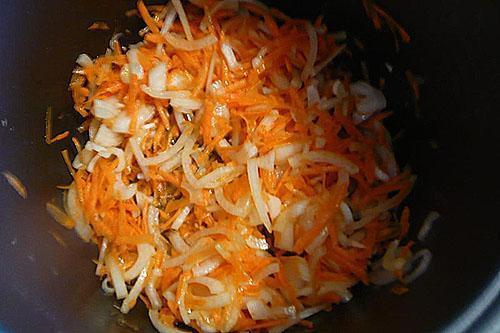 обжарить морковь с луком