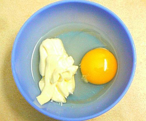 смешать яйцо со сметаной