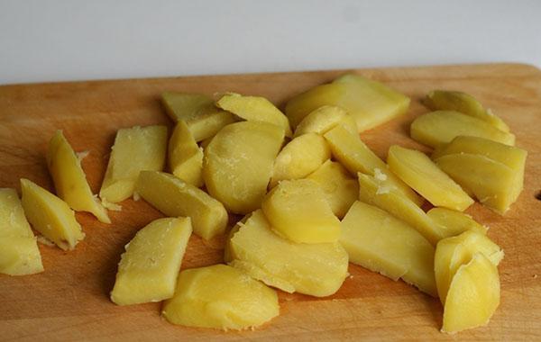 отваренный картофель нарезать дольками