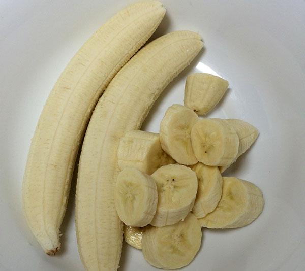почистить и нарезать бананы