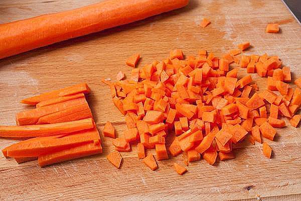 мелко нарезать морковь